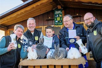 Für schöne Vierbeiner geehrt: Kaninchenzüchter aus Dorfchemnitz räumen bei Landesschau ab - Jan Schlesinger, Dirk Lippman, Pino Schlesinger, Matthias Haselbacher, Tony Lippmann (v. l.) vom Verein Dorfchemnitz. 