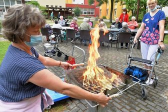 Für Schülerpraktika bleibt kaum noch Zeit - Beate Grohmann vom Betreuungsdienst und Pflegerin Nadin Uhlig (v.v.l.) sind Feuer und Flamme für ihren Beruf und zeigen das auch bei der Gestaltung eines Grillabends für die Bewohner des Seniorenheims Johanna Rau in Freiberg. Im Rahmen der Woche der offenen Unternehmen haben sich für Samstag fünf Interessenten hier angemeldet.
