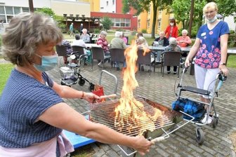 Für Schülerpraktika bleibt kaum noch Zeit - Beate Grohmann vom Betreuungsdienst und Pflegerin Nadin Uhlig (v.v.l.) sind Feuer und Flamme für ihren Beruf und zeigen das auch bei der Gestaltung eines Grillabends für die Bewohner des Seniorenheims Johanna Rau in Freiberg. Im Rahmen der Woche der offenen Unternehmen haben sich für Samstag fünf Interessenten hier angemeldet.