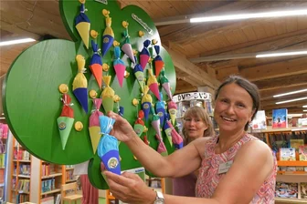 Für Schulanfänger gibt‘s in Freiberg die ersten Zuckertüten vom Baum im Kornhaus - Im Kornhaus Freiberg steht ein Zuckertütenbaum mit 70 Zuckertüten, gefüllt mit Süßigkeiten und Überraschungen. Mitarbeiterin Konstanze Marek (l., mit Leiterin Beate Löwe) hat die Tüten gebastelt und befüllt, der Förderverein hat aus Spendengeld und Mitgliedsbeiträgen 100 Euro bereitgestellt.