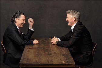 Für seine Fans ein Fußballgott - Martin Suter (links) und Bastian Schweinsteiger verstehen sich offenbar wunderbar. 