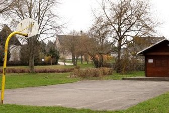 Für Skateranlage wären Schallschutzwände nötig - Eine Hütte und einen in die Jahre gekommenen Basketballkorb gibt's bislang auf dem Platz gegenüber dem Feuerwehrdepot in Heide. Aber hohe Schallschutzwände, das wollen auch die Jugendlichen nicht.