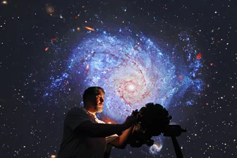Für superscharfe Bilder: Lichtensteiner Minikosmos installiert hochmoderne Planetariumstechnik - Mike Behnke hat die neue Technik im Planetarium installiert – hier ein Bild aus dem Film „Ferne Welten, fremdes Leben“. Bisher lag die Auflösung bei 2K, jetzt sind 4K möglich.