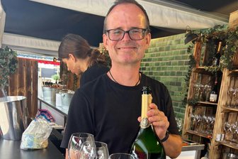 Für Superstar Adele nur das Beste: Janek Schumann aus Freiberg sorgt für Genuss bei Konzerten in München - Janek Schumann, Master of Wine, an seinem Stand auf dem Areal der Adele-Konzerte in München.
