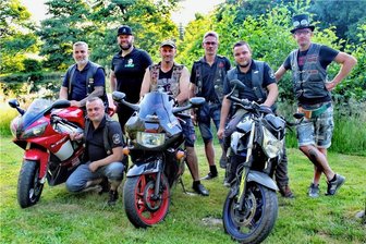 Für „Thom hilft“ zeigt das Erzgebirge gerade wieder sein großes Herz - Auch die Männer aus dem Awo-Club „Skarabäus" um Clubchef Markus Mey (l.) haben während ihres für alle Motorradfreunde offenen Bikertreffens am Wochenende für Thomas Hänel (3. v. l.) und seine Aktion „Thom hilft" gesammelt.