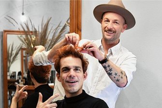 Für Titus Feuerfuchs zum Friseur: Rote Haare für neue Rolle im Schauspiel - Schauspieler Alexander Donesch (Vorn) werden für die Rolle als Titus Feuerfuchs von Martin Pieske die Haare gefärbt.