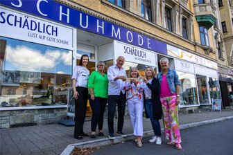 Für Traditionsgeschäft im Erzgebirge geht es weiter: Schuh-Schädlich in Aue findet neuen Betreiber - Schon seit vielen Jahren sind sie gute Nachbarn: Nun übergeben Elke und Stefan Schädlich (Mitte) ihr Geschäft Schuh-Schädlich an Arite Mayhof-Plewe (2. v. r.).