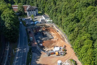 „Für uns ist das eine extreme Belastung“ – Langzeitbaustelle im Erzgebirge versetzt Anwohner in Angst - Die Baustelle liegt in Annaberg-Buchholz direkt an der B 101. Auf der rechten Seite fließt die Sehma vorbei.
