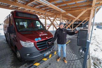 „Für uns ist das folgerichtig“: Glauchauer Busbetrieb setzt auf E-Fahrzeuge - Geschäftsführer Alexander Kreil an einer der Ladestationen in den neuen Betriebsstätte der Reichelt Personenbeförderung GmbH.
