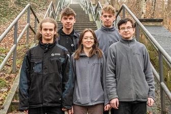 „Für uns war es trotzdem ein tolles Erlebnis “ – Azubis aus dem Erzgebirge verpassen direkten Einzug ins Bundesfinale - Emil Fiedler, Dennis Prager, Eva Sachweh, Jonas Nestler und Bryan Lauckner (v. l.) präsentierten die Geschäftsidee in Berlin.