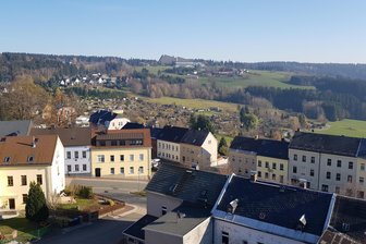Für Urlauber wird es in Schöneck teurer: Stadtrat beschließt höhere Kurtaxe - Blick vom Alten Söll auf die Hohe Reuth mit dem Ifa-Ferienpark.