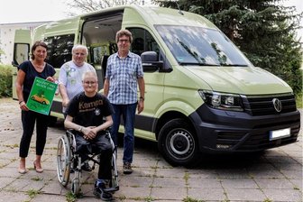 Für Verein im Erzgebirge erfüllt sich lang gehegter Wunsch - Zur offiziellen Übergabe trafen sich am neuen Fahrzeug Grit Eibisch, die Leiterin der Volksbank-Filiale in Annaberg-Buchholz, Steffen Großer und Armin Ullrich sowie Sebastian Lamm, der Leiter ambulanter Dienst des Vereins.