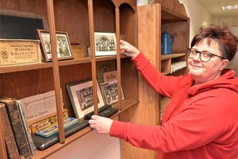 Für Verein im Erzgebirge ist die Geschichte von Zschorlau ein zentrales Thema - Ines Rehm ist die Vorsitzende des Vereins Zschorlauer Heimatfreunde. Der hat sein Domizil seit zehn Jahren im Gebäude gleich neben dem Rathaus.