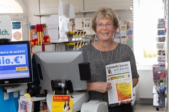 Für viele ist ihr Laden das zweite Rathaus: Händlerin aus dem Erzgebirge zieht sich aus Kommunalpolitik zurück - Ina Brandt in ihrem Schreib- und Spielwarengeschäft in Crottendorf. Für viele war die langjährige Gemeinderätin dort Anlaufstelle Nummer 1, wenn sie ein Anliegen im Ort hatten.