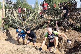 Für Waghalsige wird's in Mildenau dreckig - Beim Erz X Cross in Mildenau dürfte es ähnlich zugehen wie hier bei einem Hindernislauf in einem alten Tagebau am Markkleeberger See.