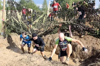 Für Waghalsige wird's in Mildenau dreckig - Beim Erz X Cross in Mildenau dürfte es ähnlich zugehen wie hier bei einem Hindernislauf in einem alten Tagebau am Markkleeberger See. 