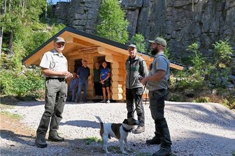 Für Wanderer, Kletterer und Radfahrer: Neuer Unterstand an den Teufelssteinen im Steinbachtal - An den Teufelssteinen im Steinbachtal ist eine neue Blockhütte errichtet worden - im Bild vorn (von links) Stephan Schusser, Leiter des Forstbezirkes Eibenstock, Claus Mittag, Revierleiter in Johanngeorgenstadt, und Waldpädagoge Michael Pfalz. 