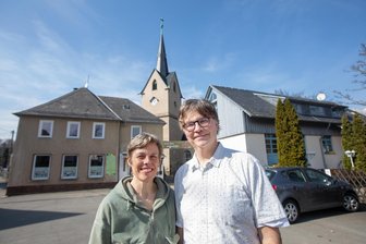 Für Wanderer, Pilger und Radfahrer: Diese frühere Schule im Vogtland ist jetzt eine Herberge - Das Pfarrerehepaar Ellen und Knut Meinel hat mit Helfern im Obergeschoss der Alten Schule in Altensalz (Gebäude links) eine neue Herberge geschaffen.