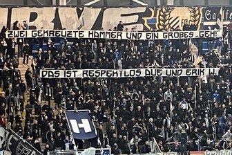 Für Wechsel zum FC Erzgebirge Aue: Pfiffe und Sprüche gegen Erik Weinhauer bei Carl Zeiss Jena - Mit diesem Spruchband haben am Dienstagabend die Jena-Fans auf den am Sonntag von Aue vermeldeten Wechsel von Erik Weinhauer reagiert.