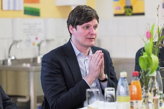 Für welche Lehrer sich Arbeitszeit ändern soll: Was der Kultusminister zur XXL-Studie sagt - Sachsens Kultusminister Conrad Clemens (CDU), hier bei einem Schulbesuch im März im vogtländischen Pausa.