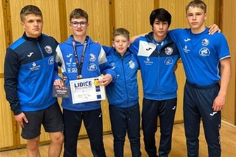 Für Werdauer Ringer steht in Tschechien der Spaß im Vordergrund - Dominik Gasser (2. von links) kehrte als einziger Werdauer mit einer Medaille aus Kladno zurück.