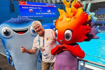 Für Zwickauer Wasserballer mit Leib und Seele ist auch mit 71 kein Weg zu weit - Zum wiederholten Mal erlebte der Zwickauer Werner Beuschel als Wasserballer eine Masters-WM. Nach dem Wettkampf in Doha (hier mit den Maskottchen) freut er sich jetzt schon auf die EM im Sommer in Belgrad.
