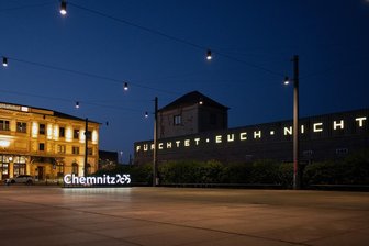 „Fürchtet Euch nicht“: Ein Schriftzug am Chemnitzer Hauptbahnhof und was dahintersteckt - Was hinter dem Schriftzug am Hauptbahnhof steckt.