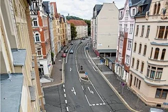 Fürs Auto wird es eng: So soll sich Plauen bis 2035 verändern - Noch dominieren Autos die Siegener Straße. Langfristig soll dort der Wohngebietscharakter dominieren: mit Tempo 30, Grün und Aufenthaltsbereichen.