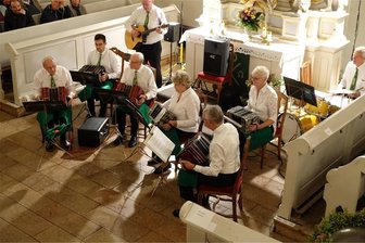 Fürs Bandonionfestival in Carlsfeld gibt es noch Karten - In der Trinitatiskirche Carlsfeld gibt es am Freitag ein Konzert, bei dem auch das Bandonionorchester Dresden spielt.
