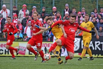 Fürs Pokalspiel gegen den FSV Zwickau: VfB Auerbach muss Wunschtermin abhaken - Das letzte Sachsenpokalspiel zwischen dem VfB Auerbach und dem FSV Zwickau gewann der damalige Drittliga-Aufsteiger im November 2016 mit 2:1 nach Verlängerung. Das Foto von damals zeigt einen Zweikampf zwischen Auerbachs Marcel Schlosser (links) und Zwickaus Davy Frick (rechts).