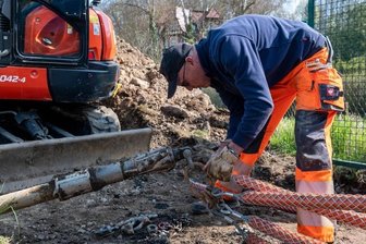Fürs schnelle Internet: Bohrung verläuft unter der Mulde - Mitarbeiter der Firma NWR Bohrtechnik GmbH Oelsnitz/Erzgebirge haben vom Sofienplatz aus unter der Zwickauer Mulde durch zum Brückenplatz gebohrt und ein Leerrohr sowie Verbünde für Glasfaserleitungen eingezogen. Bohrmeister Ralf Krawalski bereitet hier die Verbände für den Einzug durch das Leerrohr vor.