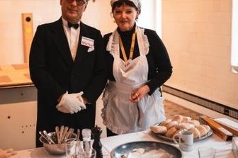 Fürstliches Programm für Kinder im Schloss - Felicitas Machatske (Küchenfee Felicitas) und Michael Hinke (Micha & Mischa) freuen sich auf Besucher.