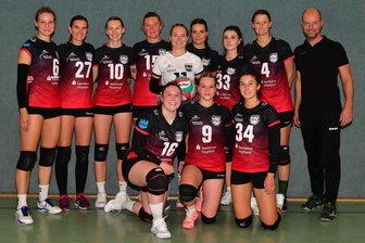 Full House beim Heimspiel der Reichenbacher Volleyballerinnen: Der Sieg im ersten Spiel war ganz wichtig - Kurz vor dem ersten Spiel: Die Wildcats sind bereit für den Post SV Dresden. Ganz rechts steht mit Björn Petersen ein möglicher neuer Co-Trainer für das Team bereit.