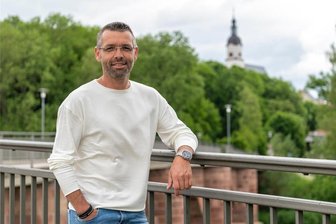 Fulltime-Job für Wechselburgs neuen Bürgermeister: 18-Stunden-Tag für Daniel Bergert keine Seltenheit - Daniel Bergert, seit einem Jahr Bürgermeister von Wechselburg, ist in dem Ehrenamt und vor allem als Unternehmer viel unterwegs - kurzfristig war er zum Fototermin nicht zu greifen. Das Foto stammt vom Frühjahr 2022, vor der Wahl. „Mein Bart ist inzwischen etwas silberner geworden“, sagt der 46-Jährige lachend.