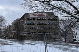 Fund eines Toten in Chemnitzer Fabrik: Warum laufen dort überhaupt Abbrucharbeiten? - Die Nadel- und Platinenfabrik an der Annaberger Straße verfällt seit vielen Jahren.