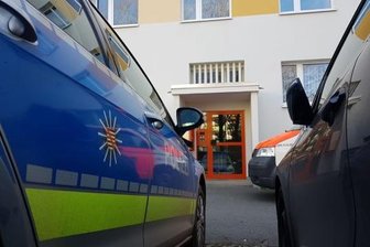 Fund eines toten Säuglings in Plauen: Baby kam lebend zur Welt - Einsatzkräfte am Eingang zum Wohnhaus an der Straße der Deutschen Einheit