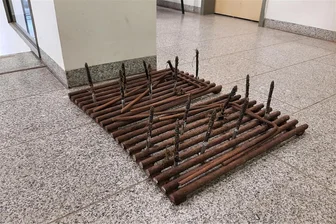 Fund im Wald an der Autobahn 72: Wen sollten diese fiesen Fallen fangen? - Diese Fallen wurden im Wald in der Nähe des Hartensteiner Ortsteils Zschocken gefunden.