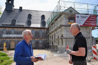 Fundgrube Wolfgangmaßen: Anbau ist fast fertig - Volkmar Müller (l.) und Ralf Gumprecht an der Fundgrube Wolfgangmaßen. Sie rechnen Mitte Juli mit der Fertigstellung des Neubaus.