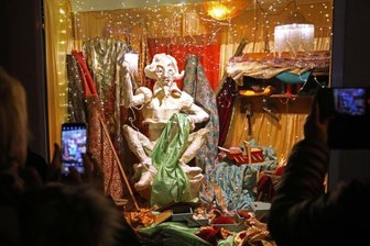 Funkel-Fenster in der Glauchauer Innenstadt: OB erinnert Besucher an die Corona-Regeln -