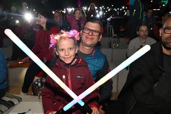 Funkeln in der Dunkelheit: 1000 Besucher bei erstem Kirchberger Taschenlampenkonzert - Lars Bretschneider und seine Tochter Mily Schumann gehörten zu den Besuchern.