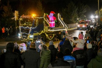 Funkelnde Brummis begeistern in Mülsen: So viele Zuschauer wie noch nie bei Lichterfahrt - Mit Weihnachtsmann im Gepäck zeigte sich ein Truck in der Kolonne.