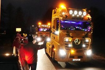 Funkelnde Einstimmung auf das Fest - Der Tross geschmückter Fahrzeuge schlängelte sich den Mülsengrund hinauf, und Tausende verfolgten am Straßenrand das Spektakel.