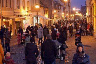 Funkelnde Fenster sorgen für eine volle Glauchauer City - Die Funkelfenster haben auch Samstagabend viele Menschen in die Innenstadt gelockt. Auch einige Geschäfte hatten geöffnet. 