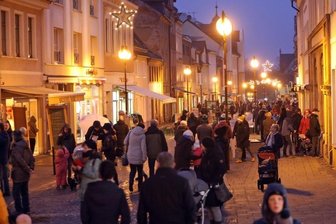 Funkelnde Fenster sorgen trotz Nieselregens für eine volle City - Die Funkelfenster haben auch Samstagabend viele Menschen in die Innenstadt gelockt. Auch einige Geschäfte hatten geöffnet.