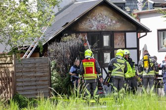 Funkenflug beim Schweißen sorgt in Glauchau für Heckenbrand - Samstagnachmittag kam es zu einem Heckenbrand in Glauchau an der Theaterstraße.