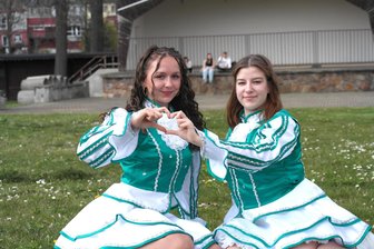 Funkengarde mischt Vereinsfest in Geringswalde auf - Mia Wagener (l.) und Amy Franz vom Faschingsclub Geringswalde werden mit der kompletten Funkengarde für Unterhaltung sorgen.