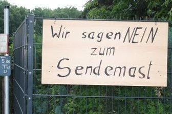 Funkgittermast bleibt umstritten - Ein eindeutiges Schild hängt in der Friedenssiedlung.
