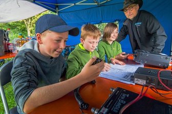 Funkkontakte zwischen Raumstation und Antarktis - Die Zwönitzer Gymnasiasten Jannik Martin, Oscar Veit, Oskar Auerswald (von links) waren am Wochenende mit beim Fieldday am Forstteich bei Schneeberg. Die Arbeitsgemeinschaft unter Leitung von Heiko Meier (hinten) hat das große Ziel, Ende des Jahres zur Antarktis zu funken.