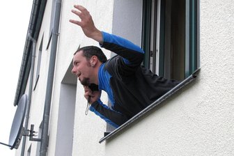 Funkloch Methau: Geduld überstrapaziert - Bei der Methauer Agro AG ein seit Jahren übliches Szenario: Mitarbeiter müssen sich weit aus dem Fenster lehnen, um Handyempfang zu haben.