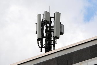 Funklöcher in Augustusburg und Striegistal beseitigt - Das Symbolbild zeigt Mobilfunkantennen, die auf einem Dach montiert sind. In Augustusburg und Striegistal wurden Stationen in Betrieb genommen.